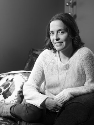 Soili Pohjalainen julkaisi juuri omakohtaisen romaanin Ihon alla, joka kertoo lapsen masennuksesta ja itsetuhoisuudesta äidin näkökulmasta. Kirjaa tehdessään Soili varmisti moneen kertaan, että sen julkaiseminen sopii tyttärelle.