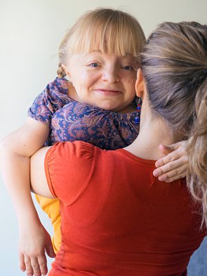 ”Minua kantaa joka päivä moni ihminen. Olen miettinyt, onko minulla siksi vahva luottamus elämään.” Tällä kertaa Noora Västistä auttaa ystävä Vea Vainio.