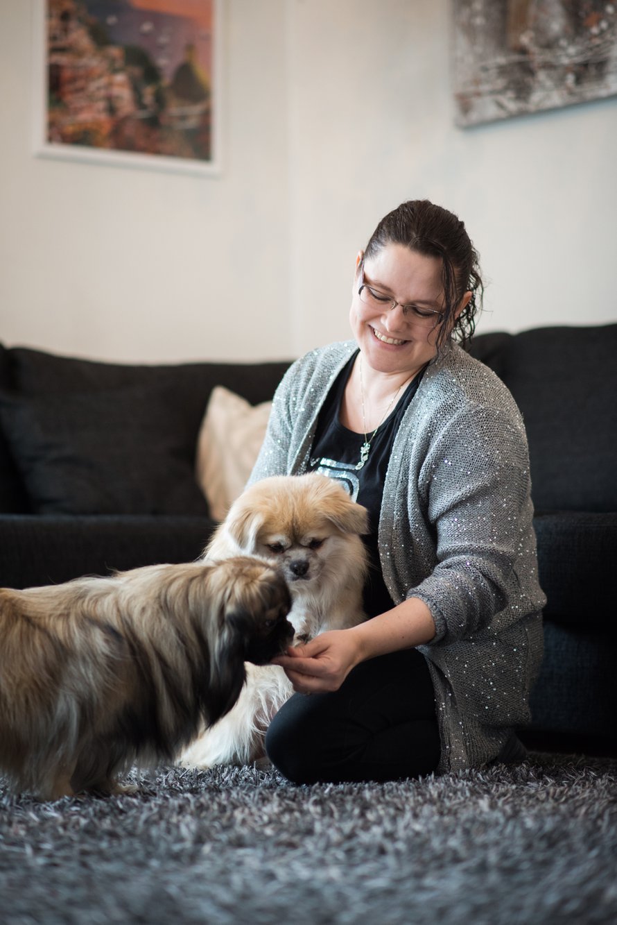 Johanna Nuutinen, 42, asuu miehensä Petrin, 50, sekä lastensa Julian, 22, Jaden, 16, ja Patrikin, 14, kanssa Kuopiossa. Hän harrastaa järjestötoimintaa ja ulkoiluttaa perheen koiria Pepeä ja Pabloa.
