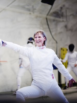 Päiväkodin hoitaja Ritva-Leena Lehtonen, 60, asuu miehensä kanssa Hämeenkyrössä. Pariskunnalla on neljä lasta, joista kaksi miekkailee.