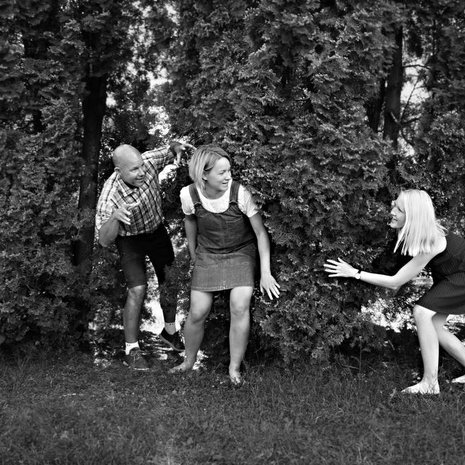 Kaj Kunnaksen molemmat tytöt asuvat ulkomailla, mutta kesällä he tulivat käymään kotona Karjaalla. Pieninä Sannin (kuvassa keskellä) ja Emmin suosikkileikki isän kanssa oli rosvohippa.