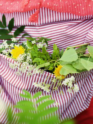 Tunnetuin juhannustaika on kerätä seitsemän kukkalajin kimppu ja asettaa se tyynyn alle. Unessa näet tulevan sulhon kuvan.