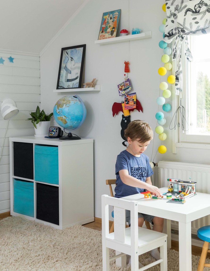 6-vuotiaan Alexin  lempipuuhaa ovat  lego- ja autoleikit.  Muumikirja hyllyllä  on kuulunut hänen  mummilleen.