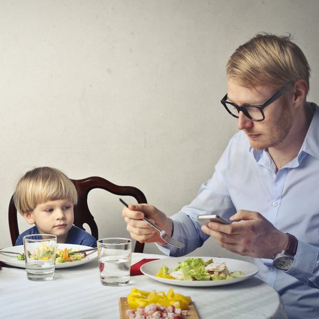 Toisten tekemät päivitykset vangitsevat helposti huomion niin, että lähellä olevat jäävät huomiotta. Määritä itsellesi kokeeksi ne tilanteet, jolloin et koskekaan kännykkään.