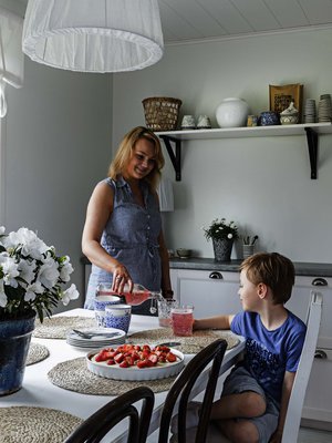 Melissa ja Alex viettävät usein viikonloppuaamut kahdestaan keittiössä. Perheen isä Samu tekee vuorotöitä ja saa nukkua pitkään.