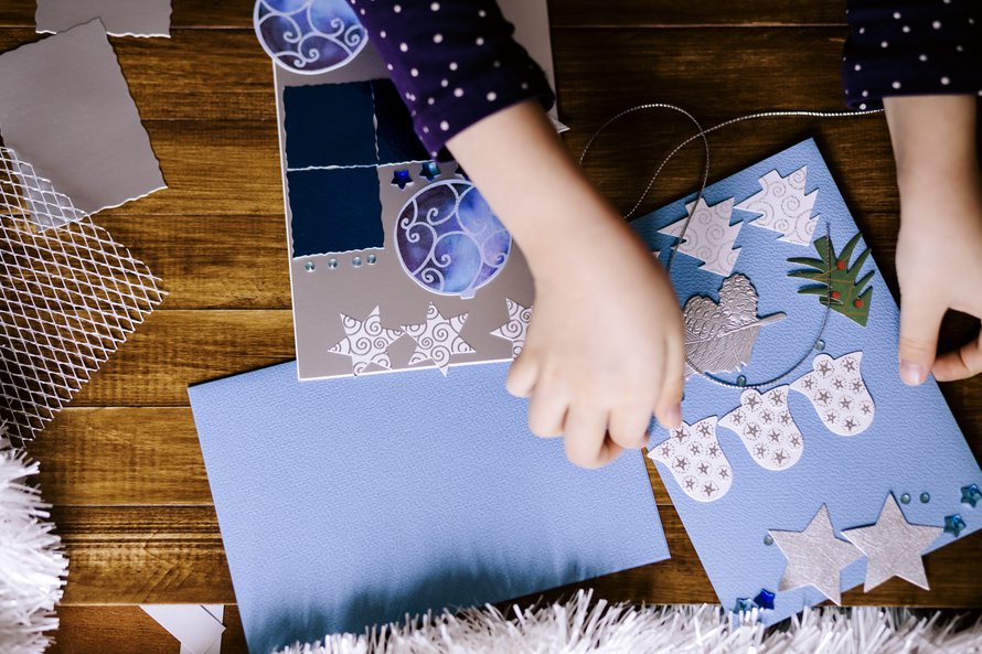 Kuuset, pallot, lumiukot... joulukorteissa toistuvat samat aiheet, mutta mahdollisuuksia toteutukseen on lukemattomia. Poimi vinkkejä vaikkapa Instagram-käyttäjiltä!
