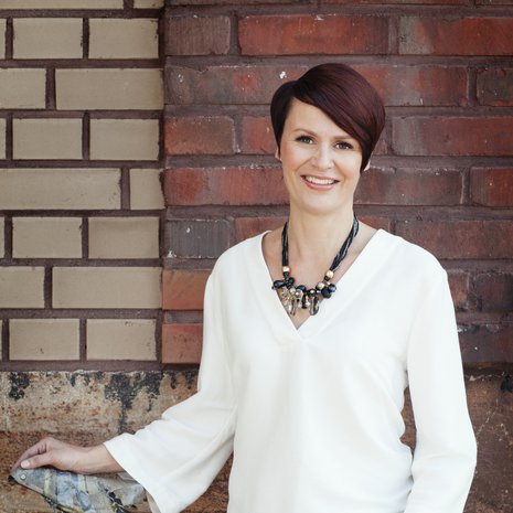 48-vuotias Sari Hautala asuu Oulussa ja elää hektistä uusperheen arkea. Sarilla on viisi lasta ja puolisolla kaksi.