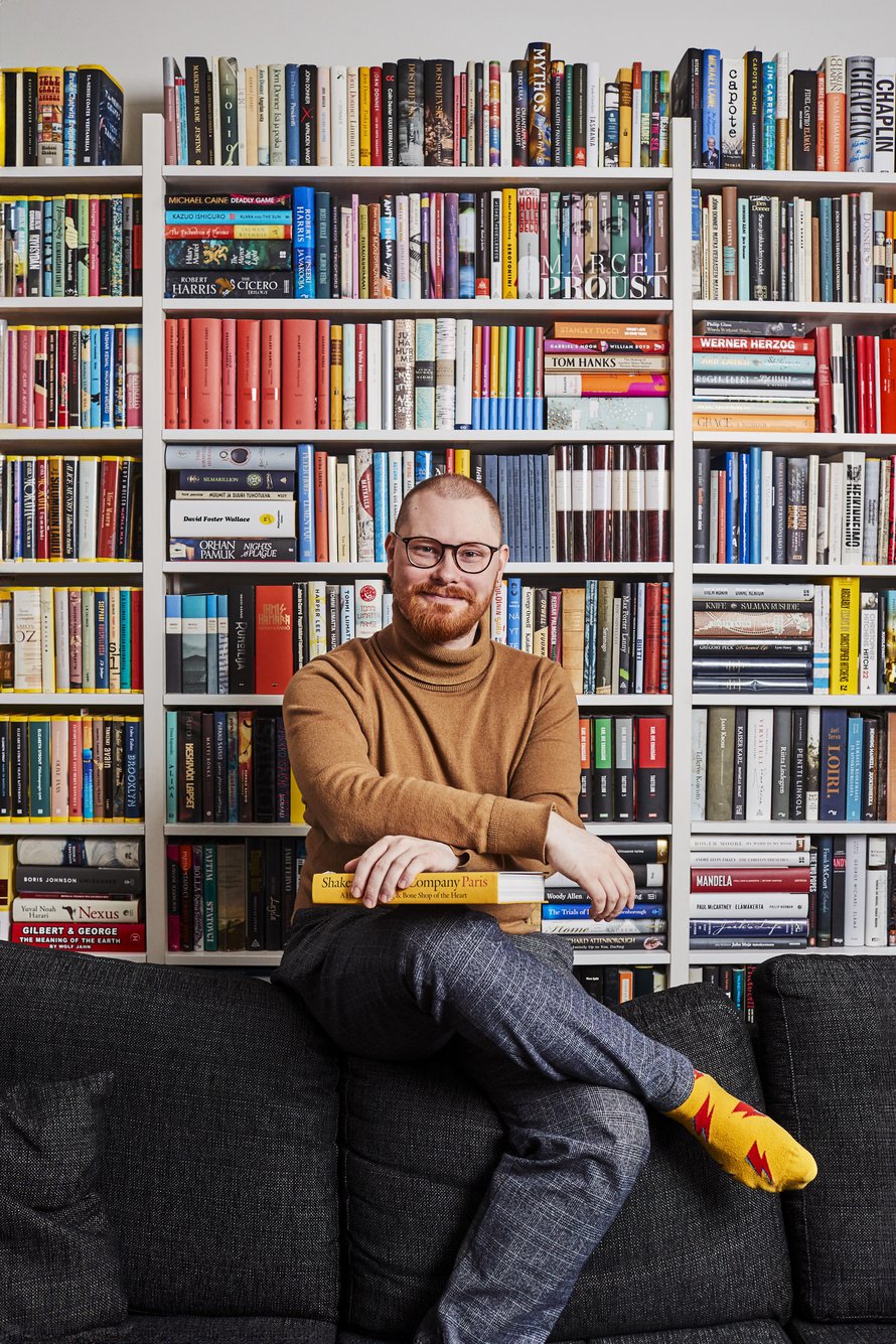 Jessen kirjahyllyssä on noin 1 200 kirjaa. Niistä nelisensataa on signeerattuja. Vaikka kirjojen karsiminen on raastavaa, sitä on pakko tehdä, koska tila loppuu. Jesse on laittanut myös joitakin signeerattuja kirjojaan kiertoon.