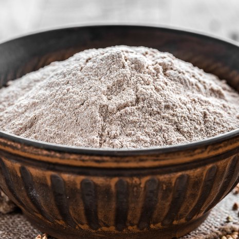 Gluteeniton taikina vaatii pidemmän vaivauksen kuin tavallinen. 