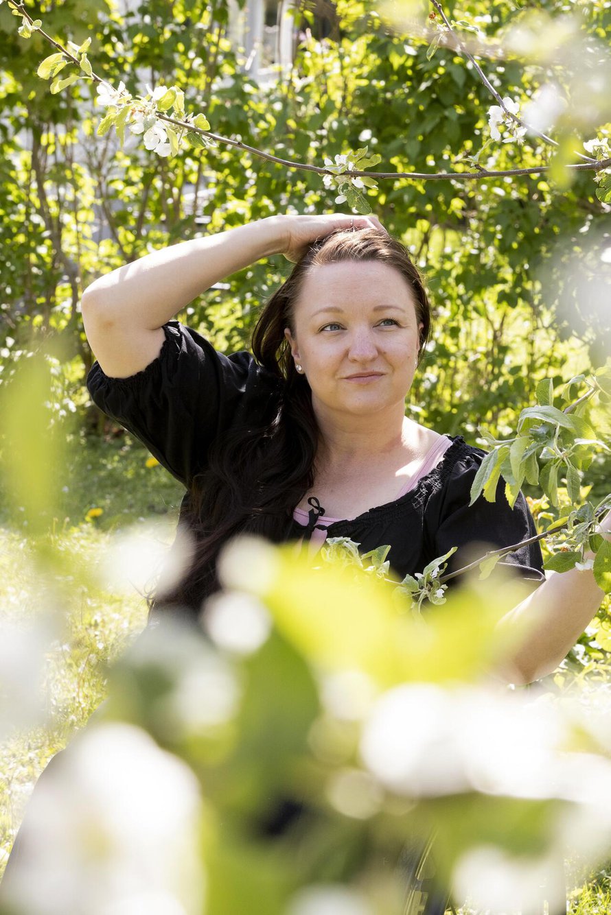 Sari Mukkala sairastui 7-vuotiaana ja on siitä asti käyttänyt pyörätuolia. Sairaalakäynneistä jäi kokemus, ettei lapsen kipua ja pelkoa osattu käsitellä.