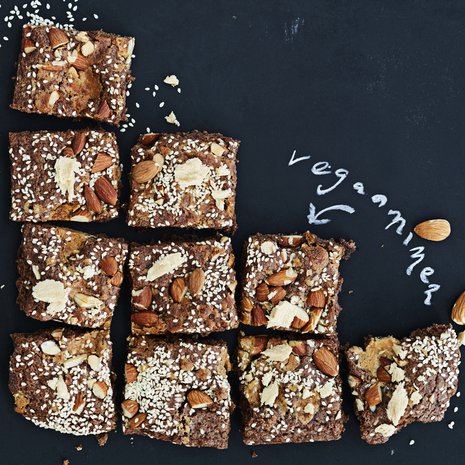 Lähes kaikettomat halva-mantelipalat voi tehdä valmiiksi tarjoamista edeltävänä päivänä ja säilyttää peitettynä huoneenlämmössä.