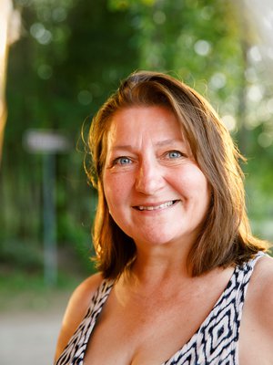 52-vuotias Kristiina on naimisissa ja asuu Tampereella kymmenen kilometrin päässä puolisostaan. Parilla on 10-vuotias tytär. Kristiina on työskennellyt mielenterveys- ja päihdealalla. Juuri nyt hän on työttömänä ja miettii, mitä tahtoo tulevaisuudessa tehdä. 