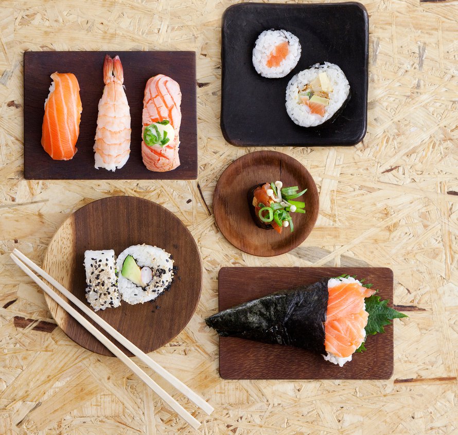 Sushien valmistaminen itse on yllättävän helppoa. Tee itse herkulliset nigirit, makit, gunkanit, californiat ja temakit.