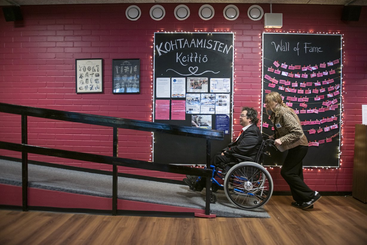 Sarianna käy avustettavan kanssa Kohtaamisten keittiössä syömässä. Se on kaikille avoin maksuton tila, jossa kokataan ruokahävikistä.