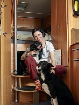 Koska asunto-autoon ei mahdu huonekaluja, Tanja lahjoitti  pois suuren osan omaisuudestaan. ”Vain tärkeimmät mahtuivat  mukaan.”