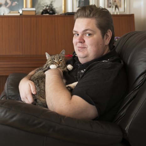 Puhelinmyyjä Tuomo Paasovaara, 34, asuu lapsuudenkodissaan Oulussa ja rakastaa kaikkea kaunista.