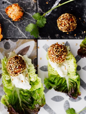 Aasialaisittain maustetut lohipullat ovat herkullista sormiruokaa, kun ne tarjoilee sydänsalaatinlehden päällä.