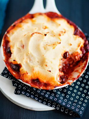 Italialaistyyppinen kalapata kypsyy meheväksi tomaattikastikkeessa.