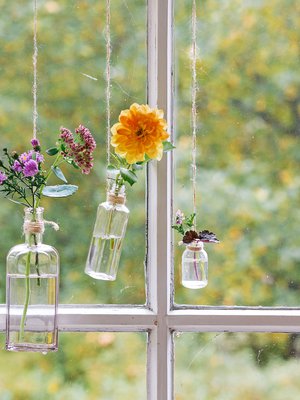 Ripusta pienet pullot hamppunaruun ja poimi pulloihin erilaisia kukkia. Nauti värien hehkusta. 