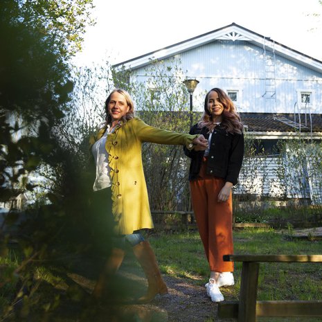 Susan Ruusunen, 49, ja tytär Rosalie Gillberg, 22, ovat tiimi, nyt myös yrittäjinä. Keväällä he perustivat yrityksen, joka ryhtyy valmistamaan ja myymään vegaanileivonnaisia. Arkiaamuisin Rosalie pyöräilee äidin kotiin leipomaan jälkiruokia äidin pyörittämän ateriapalvelun annoksiin. Perjantai-iltoina äidin luona on pitsan ja sohvan vuoro.