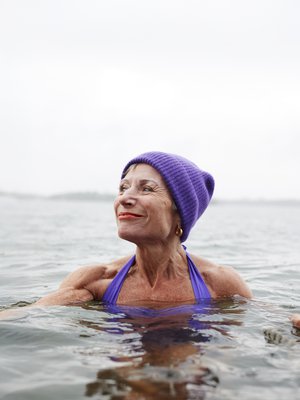 Ulla-Maija aloitti avantouinnin 30 vuotta sitten. ”Ensimmäisellä kerralla oli parinkymmenen asteen pakkanen. Jäin kerrasta koukkuun.”