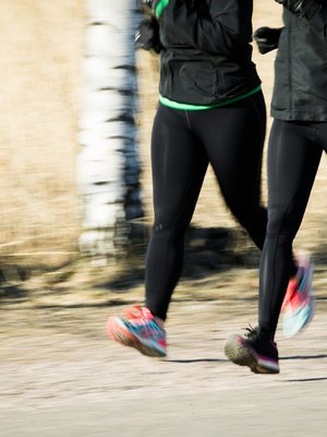 Koska lähteminen on vaikeinta, sitä ei kannata jättää pelkän oman tahdonvoiman varaan. Yhteinen lenkkiharrastus ystävän kanssa pelastaa.