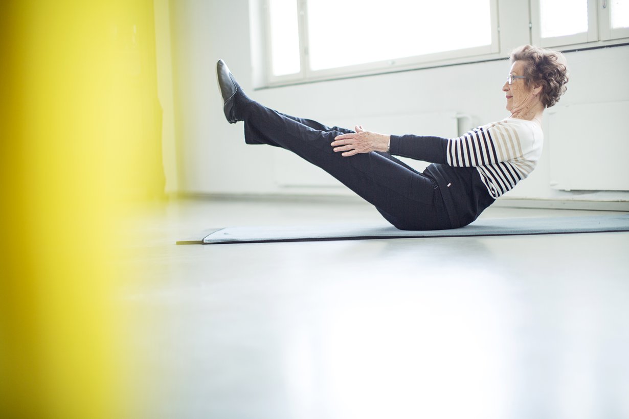 Katri Mason aloitti joogan 1960-luvulla asuessaan Lontoossa ja ohjaa nykyisin joogaryhmää. Navasana eli veneasento vahvistaa keskivartalon lihaksia.