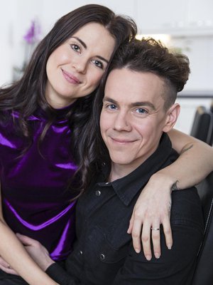 Kaksi vuotta sitten Matti kosi Eveliinaa Ruotsin-laivalla. ”Ajattelin, että polvistuisin takahuoneessa eli siellä, missä kaikki sai alkunsa, mutta en saanut Eveliinaa sinne millään. Tein sen sitten hytin lattialla.”