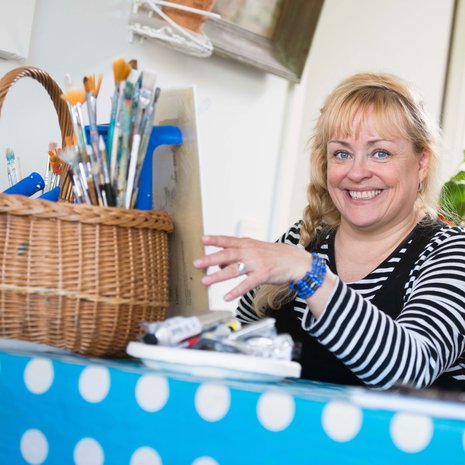 56-vuotias Ilona Aarnio on viiden lapsen äiti ja kuuden isoäiti. Hän on kouluttautunut naurujoogaohjaajaksi, tunnekehoterapeutiksi ja ratkaisukeskeiseksi valmentajaksi. Ilona asuu Helsingissä, tekee sekalaisia töitä ja osallistuu Lions-toimintaan.