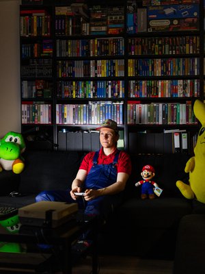 Jari pukeutui pelihetkeen kuin Mario. Pehmo on joululahja ystävältä. ”Olen saanut myös hienon hamahelmistä kootun joulukranssin, jossa  on pelihahmoja.”