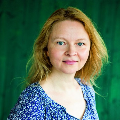 Taidehistorioitsija­ Anna Kortelaisen uusin teos on Huonon matkailijan päiväkirjan (Tammi). Se perustuu hänen isoisänsä Reino Peltosen perintöön, joka mahtui omenalaatikkoon.