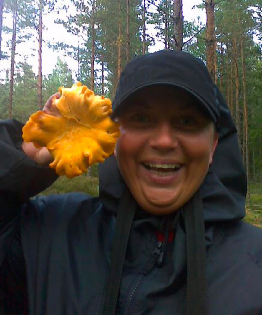 Näin ison kanttarellin olen löytänyt tähän mennessä vain kerran elämässäni. Melkein kasvojeni kokoinen! Tuosta yhdestä sai jo kastikkeen. Oli hyvä sienivuosi silloin. - Mira Kaiskola