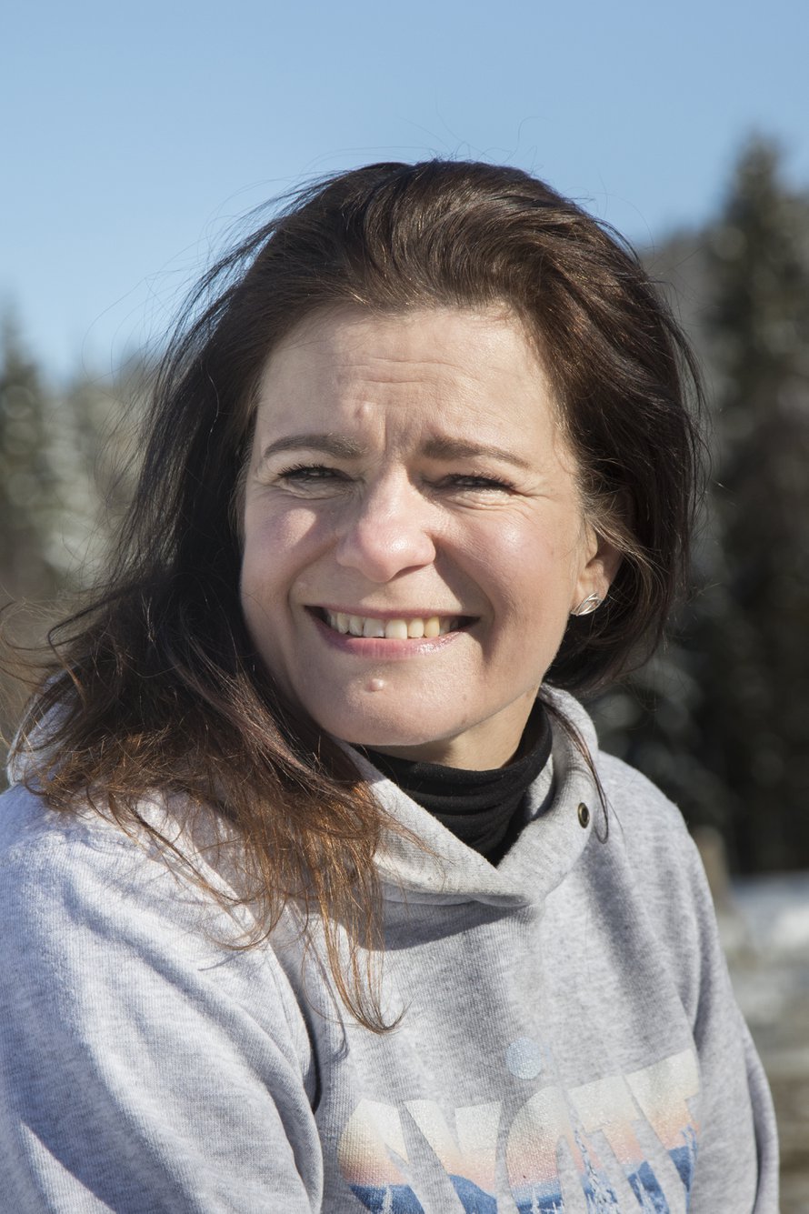 Yrittäjä Sari Ojala, 49, asuu Pudasjärvellä kihlattunsa Mika Käsmän kanssa. Sarin aikuiset tyttäret asuvat Oulussa, ja uusperheeseen kuuluvat myös Mikan viisi lasta. Sari pitää Syötteellä markettia, pubia ja kiinteistönvälityspalvelua. 