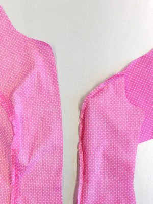 1. Ompele etukappaleet etusivukappaleisiin. 
Tee aukileikkauksia saumanvarojen kaareviin kohtiin.