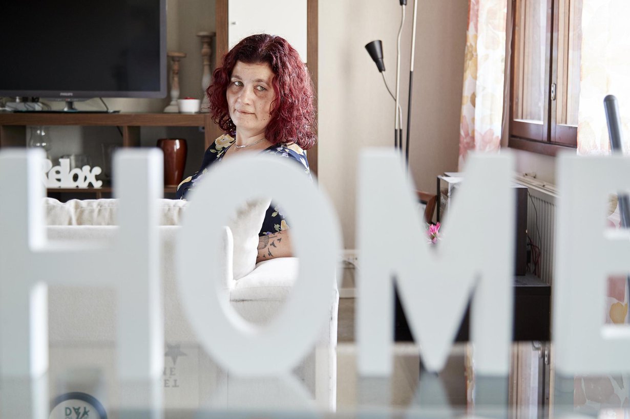 Home-kyltti lipaston päällä muistuttaa siitä, mikä on tärkeää: koti.