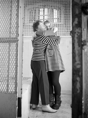 Anita Korhonen on onnellinen siitä, että sai tyttärensä takaisin. Tiina Korhonen uskoo, ettei kukaan muu kuin äiti olisi jaksanut vaikeita vuosia. Kuva on otettu Best Western Premier Hotel Katajanokalla.