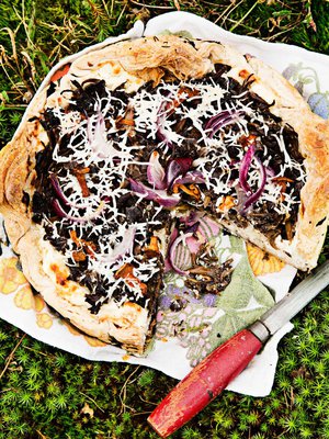 Lehtitaikina sopii myös pyöreiden piirakoiden pohjaksi. Kuvan sienipiirakan resepti löytyy jutun lopusta.