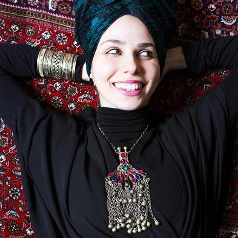 Sara Bahmanpour, 26, on luovan toimiston Qufi Creativen perustaja. Hän asuu Espoonlahdessa aviomiehensä kanssa. Sara johtaa myös Lähi-idän elokuviin keskittyvää Mefa-festivaalia. Korut hän ostaa mieluiten isänsä kotimaasta Iranista. Tämä kaulakoru on lahja anopilta.