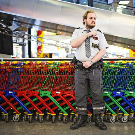 Juha Marjoniemen mielestä vartijoiden lähtöpalkka on vastuuseen nähden naurettavan pieni.