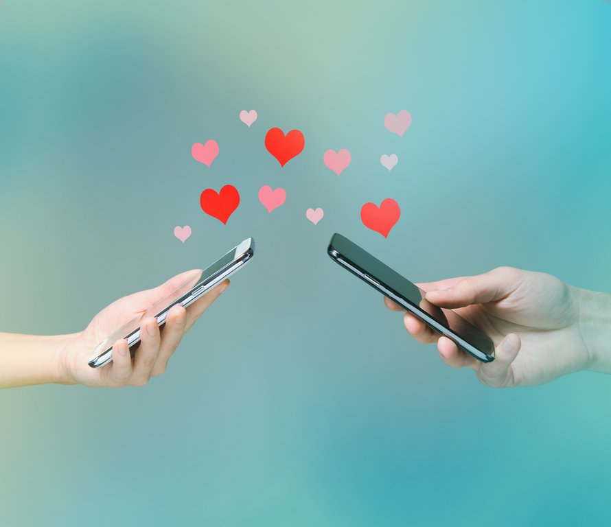 ”Nykypäivänä rakkauspuhe voi usein olla myös viestittelyä. Kirjoitettu teksti, jopa Whatsapp- tai Messenger-viesti, on aina vähän painavampaa kommunikaatiota kuin spontaani puhe. Viesti on jalostetumpi, sillä siinä ei ole turhia välisanoja”, parisuhdeasiantuntija Kaisa Humaljoki sanoo.