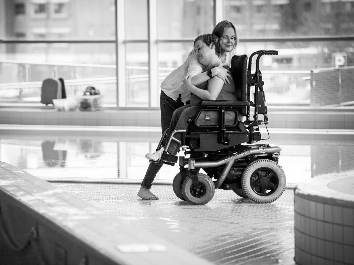 ”Sanna on aina ollut hyvä näkemään mahdollisuuksia”, Laura Österberg Kalmari kehuu pyörätuolilla liikkuvaa siskoaan.