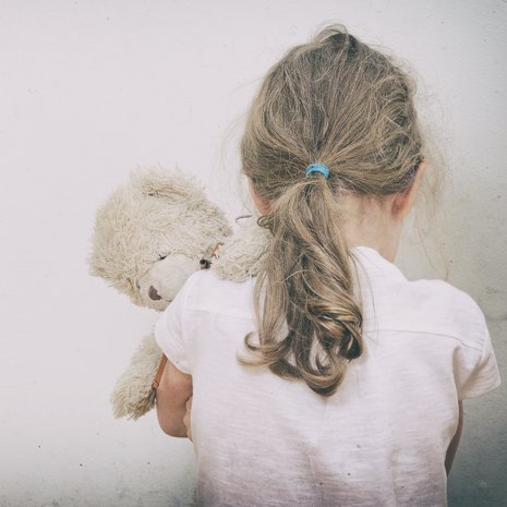 Jos lapsi joutuu pelkäämään kotonaan, hän on jatkuvassa stressitilassa. ”Pitkään jatkunut stressi on yhteydessä moniin sairauksiin ja mielenterveysongelmiin”, sanoo perhe- ja lähisuhdeväkivaltatyön asiantuntija Johanna Matikka.