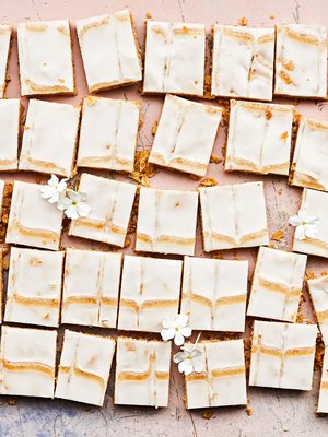 Supermakeaa kuorrutusta riittää ohut kerros.