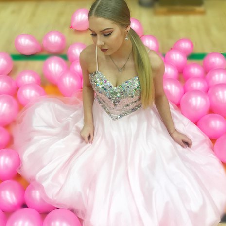 Parhaina päivinä elämä näyttää vaaleanpunaiselta. Alissa Mettälä vanhojentansseissa Nokian palloiluhallilla helmikuussa 2018.