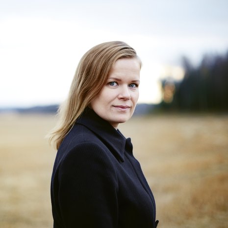 Selma Vilhusen ohjaama elokuva Tyttö nimeltä Varpu kertoo isää etsivästä tytöstä. Selman lyhytelokuva Pitääkö mun kaikki hoitaa? valittiin 2014 Oscar-ehdokkaaksi ensimmäisenä suomalaisena lyhytelokuvana.