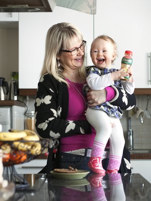 "Kokemukset ovat opettaneet huomaamaan pienet, hyvät asiat ja nauttimaan niistä", Päivi-Maarit Luukkonen sanoo. Sylissä lapsenlapsi Oona.