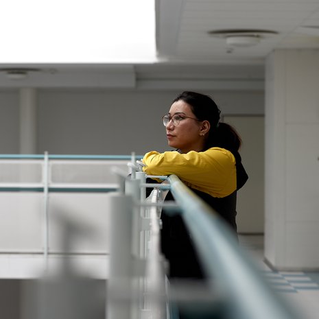 Kun Marzia Gholami pakeni Kabulista Suomeen, hän sai mukaan tietokoneen, selkärepun, päällä olleet vaatteet ja tyttärensä. Nyt Marzia miettii, miten elämän rakentaisi uusiksi vieraassa maassa.