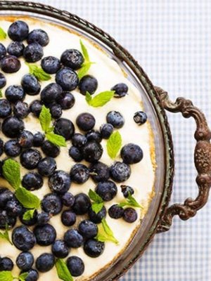 Mustikkatortun voi valmistaa vetäytymään jo edellisenä päivänä.