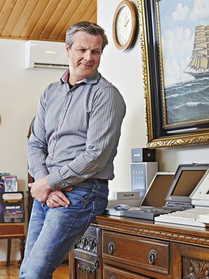 Paraatipaikalle olohuoneeseen Ari valitsi vanhoja Applen kannettavia niiden upean muotoilun takia.