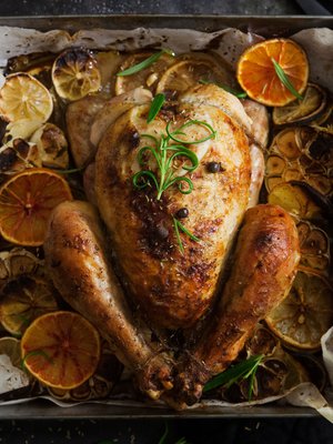 Nappaa kynnet kypsästä valkosipulista syötäväksi haarukan kärjellä. Dippaa paistoliemeen patonkia.